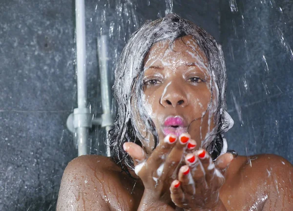 Domowych portret szczęśliwy młody i piękny czarny African American kobieta uśmiecha się zadowolony branie prysznica w domowej łazience mycia włosy szamponem — Zdjęcie stockowe