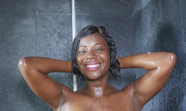 Hazai életmód portré, fiatal, boldog és szép fekete afrikai-amerikai nő, mosolygós boldog a zuhanyozás a mosás a haját samponnal home fürdőszoba — Stock Fotó