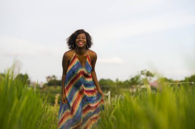 neşeli poz genç çekici ve mutlu siyah afro Amerikalı kadın portresi yaşam tarzı açık havada güzel pirinç alan arka plan tatil gezi zevk eğleniyor 