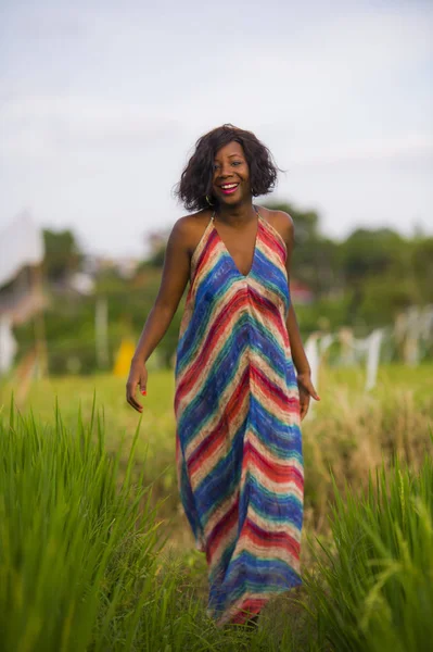 Neşeli poz genç çekici ve mutlu siyah afro Amerikalı kadın portresi yaşam tarzı açık havada güzel pirinç alan arka plan tatil gezi zevk eğleniyor — Stok fotoğraf