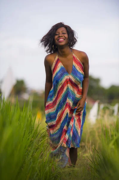 Stile di vita ritratto di giovane attraente e felice nero afro donna americana in posa allegro divertirsi all'aperto a bella risaia campo sfondo godendo vacanze viaggio — Foto Stock