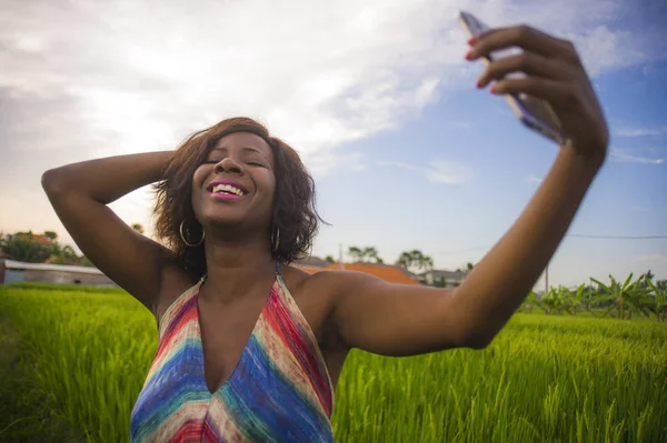 Boldog és vonzó fekete afrikai-amerikai nő szép ruhát vesz selfie portré, internet mobil telefon élvezi a nyaralás utazás Asia mosolygós vidám: rizs mező — Stock Fotó