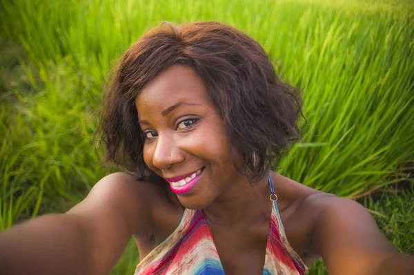 Feliz e atraente mulher negra afro-americana em belo vestido tendo retrato selfie com internet telefone celular desfrutando de férias viagem na Ásia sorrindo alegre no campo de arroz — Fotografia de Stock