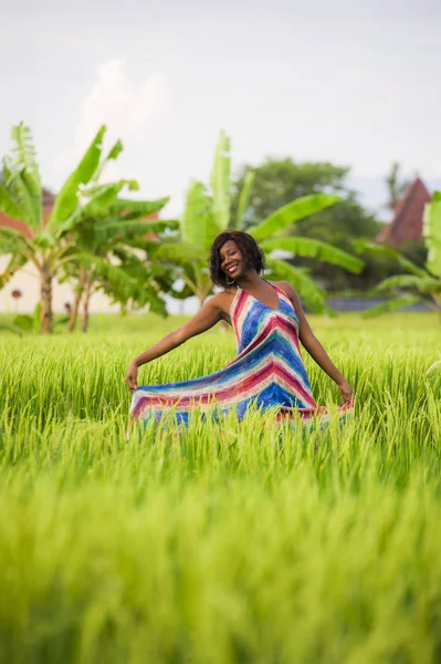 Neşeli poz genç çekici ve mutlu siyah Afrikalı-Amerikalı kadın portresi yaşam tarzı açık havada güzel pirinç alan arka plan tatil gezi zevk eğleniyor — Stok fotoğraf