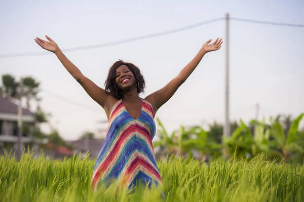 Estilo de vida retrato de joven atractivo y feliz negro mujer afroamericana posando alegre divertirse al aire libre en hermoso campo de arroz fondo disfrutando de viaje de vacaciones — Foto de Stock
