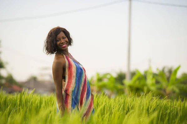 Retrato de estilo de vida de jovem atraente e feliz negra afro-americana posando alegre se divertindo ao ar livre no belo campo de arroz fundo desfrutando de férias viagem — Fotografia de Stock