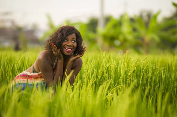 Életmód portré fiatal vonzó és boldog fekete-afrikai-amerikai nő pózol vidám szórakozás szabadban gyönyörű rizs mező háttér élvezi a nyaralás utazás — Stock Fotó
