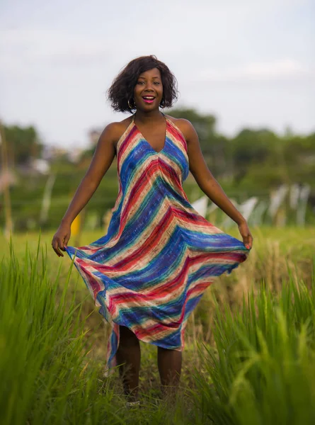 Neşeli poz genç çekici ve mutlu siyah Afrikalı-Amerikalı kadın portresi yaşam tarzı açık havada güzel pirinç alan arka plan tatil gezi zevk eğleniyor — Stok fotoğraf