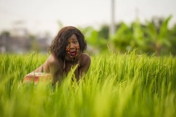 Neşeli poz genç çekici ve mutlu siyah afro Amerikalı kadın portresi yaşam tarzı açık havada güzel pirinç alan arka plan tatil gezi zevk eğleniyor — Stok fotoğraf