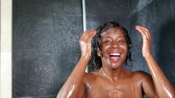 Estilo Vida Tiro Cabeça Jovem Feliz Bonita Negra Afro Americana — Vídeo de Stock