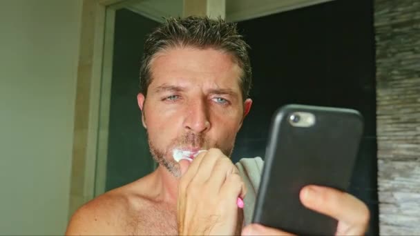 Retrato Estilo Vida Jovem Bonito Atraente Viciado Internet Homem Casa — Vídeo de Stock