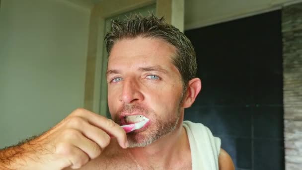 Retrato Estilo Vida Doméstico Homem Bonito Atraente Jovem Com Olhos — Vídeo de Stock