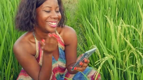 Jovem Mulher Bonita Feliz Usando Rede Telefonia Móvel Sorrindo Alegre — Vídeo de Stock