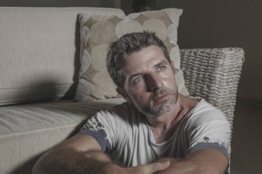 yaşam tarzı genç çekici üzgün ve depresyonda dostum oturma portre yaşam Oda katta umutsuz ve stresli depresyon ve anksiyete sorun sinirli arıyorum