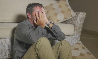 yaşam tarzı genç çekici üzgün ve depresyonda dostum oturma portre yaşam Oda katta umutsuz ve stresli depresyon ve anksiyete sorun sinirli arıyorum