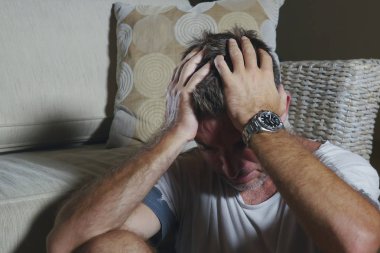 yaşam tarzı genç çekici üzgün ve depresyonda dostum oturma portre yaşam Oda katta umutsuz ve stresli depresyon ve anksiyete sorun sinirli arıyorum