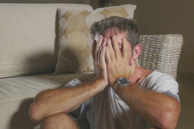 yaşam tarzı genç çekici üzgün ve depresyonda dostum oturma portre yaşam Oda katta umutsuz ve stresli depresyon ve anksiyete sorun sinirli arıyorum