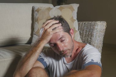 yaşam tarzı genç çekici üzgün ve depresyonda dostum oturma portre yaşam Oda katta umutsuz ve stresli depresyon ve anksiyete sorun sinirli arıyorum