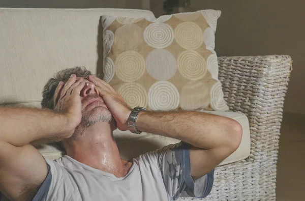 Retrato do estilo de vida jovem atraente triste e deprimido homem sentado na sala de estar chão sentimento desesperado e estressado sofrimento depressão e ansiedade problema olhar frustrado — Fotografia de Stock