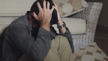 çekici üzgün ve depresyonda dostum oturan oturma odası katta umutsuz ve stresli depresyon ve anksiyete sorun bakarak sinirli ve endişeli acı duygu dramatik atış 