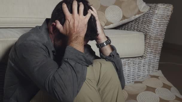 Dramatiska Skott Attraktiva Ledsen Och Deprimerad Man Sitter Vardagsrumsgolvet Känsla — Stockvideo
