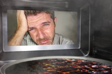 karışıklık ve komik kukla adam mutfakta mikrodalga fırın veya fırın pizza ev aşçı Yurtiçi afet ve yaşam tarzı kavramı mahvediyor her pişmiş yanan üzerinden seyir