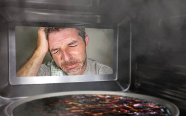 karışıklık ve komik kukla adam mutfakta mikrodalga fırın veya fırın pizza ev aşçı Yurtiçi afet ve yaşam tarzı kavramı mahvediyor her pişmiş yanan üzerinden seyir