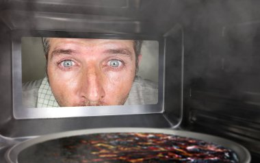 karışıklık ve komik kukla adam mutfakta mikrodalga fırın veya fırın pizza ev aşçı Yurtiçi afet ve yaşam tarzı kavramı mahvediyor her pişmiş yanan üzerinden seyir