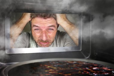 karışıklık ve komik kukla adam mutfakta mikrodalga fırın veya fırın pizza ev aşçı Yurtiçi afet ve yaşam tarzı kavramı mahvediyor her pişmiş yanan üzerinden seyir