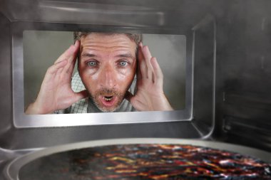 karışıklık ve komik kukla adam mutfakta mikrodalga fırın veya fırın pizza ev aşçı Yurtiçi afet ve yaşam tarzı kavramı mahvediyor her pişmiş yanan üzerinden seyir