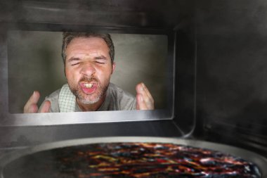 karışıklık ve komik kukla adam mutfakta mikrodalga fırın veya fırın pizza ev aşçı Yurtiçi afet ve yaşam tarzı kavramı mahvediyor her pişmiş yanan üzerinden seyir