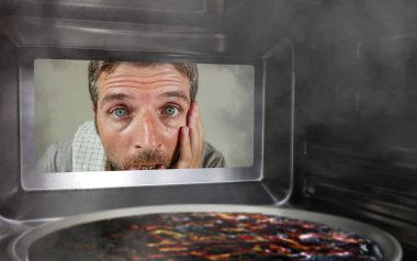 karışıklık ve komik kukla adam mutfakta mikrodalga fırın veya fırın pizza ev aşçı Yurtiçi afet ve yaşam tarzı kavramı mahvediyor her pişmiş yanan üzerinden seyir