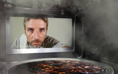karışıklık ve komik kukla adam mutfakta mikrodalga fırın veya fırın pizza ev aşçı Yurtiçi afet ve yaşam tarzı kavramı mahvediyor her pişmiş yanan üzerinden seyir