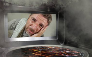 karışıklık ve komik kukla adam mutfakta mikrodalga fırın veya fırın pizza ev aşçı Yurtiçi afet ve yaşam tarzı kavramı mahvediyor her pişmiş yanan üzerinden seyir