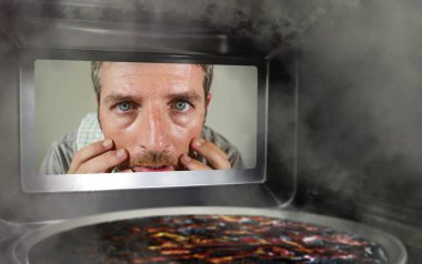 karışıklık ve komik kukla adam mutfakta mikrodalga fırın veya fırın pizza ev aşçı Yurtiçi afet ve yaşam tarzı kavramı mahvediyor her pişmiş yanan üzerinden seyir