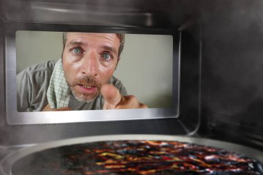 karışıklık ve komik kukla adam mutfakta mikrodalga fırın veya fırın pizza ev aşçı Yurtiçi afet ve yaşam tarzı kavramı mahvediyor her pişmiş yanan üzerinden seyir