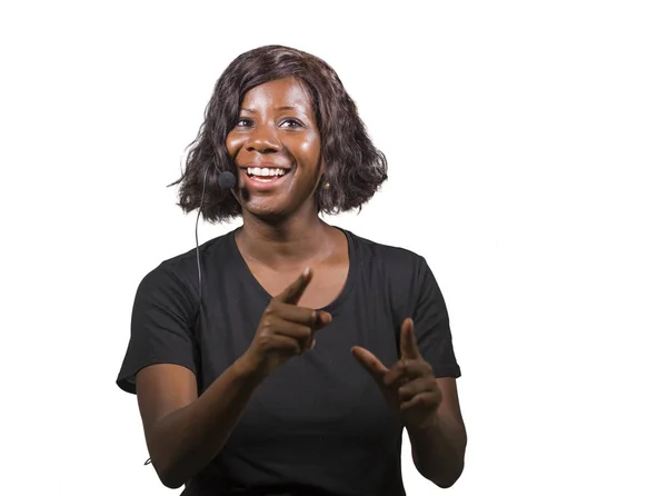 Επιτυχημένος επιχειρηματίας μαύρο αφρικανική αμερικανική γυναίκα, μιλώντας σε σεμινάριο εκδήλωση εταιρική εκπαίδευση δίνοντας κίνητρο coaching διάσκεψη που απομονώνονται σε λευκό — Φωτογραφία Αρχείου