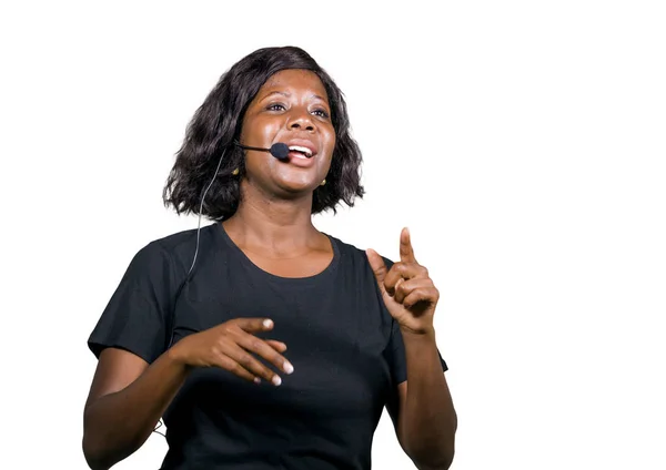 Succesvolle zwarte Afrikaanse Amerikaanse ondernemer vrouw spreken op bedrijfsopleidingen gebeurtenis seminar geven motivatie coaching conferentie geïsoleerd op wit — Stockfoto