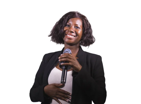 Mujer de negocios afroamericana segura de sí misma con micrófono hablando en el auditorio en un evento corporativo o seminario dando un discurso motivacional de coaching aislado — Foto de Stock