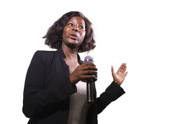 Επιχειρηματικές μαύρο αφρικανική αμερικανική γυναίκα με μικρόφωνο μιλώντας στο αμφιθέατρο στο εταιρική εκδήλωση ή ένα σεμινάριο δίνοντας παρακινητικές ομιλία προπόνηση απομονωμένες — Φωτογραφία Αρχείου