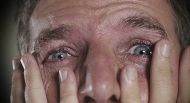  dramatik korku ve korku hissi endişeli ve depresif duygu umutsuzluk ve üzüntü duygu umutsuz ağlayarak ifade gözlü genç adam portresi 