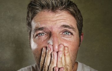genç adam depresyon ve anksiyete sorun duygu üzgün ve umutsuz elleriyle ağzını kapsayan acı acı ağlayarak baş ve omuzlar dramatik portresi
