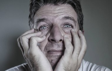 genç adam depresyon ve anksiyete sorun duygu vurguladı ve içinde harap seyir umutsuz acı acı ağlayarak baş ve omuzlar dramatik portresi