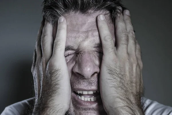 Κεφάλι και τους ώμους πορτρέτο δραματική νεαρού κλάμα του πόνου που υποφέρουν από κατάθλιψη και άγχος πρόβλημα αίσθημα τόνισε και απελπισμένος σε πρόσφατη συντετριμμένος — Φωτογραφία Αρχείου