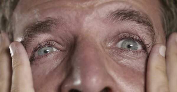  драматический портрет молодого человека с выразительными глазами, плачущего в отчаянии от страха и ужаса, чувствующего тревогу и депрессию чувство отчаяния и грусти эмоции
 