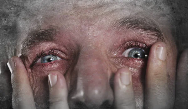 Młody człowiek z wyraziste oczy płakać rozpaczliwa w strachu i grozy uczucie uczucie niepokoju i depresji rozpacz i smutek emocji grunge Edytuj — Zdjęcie stockowe
