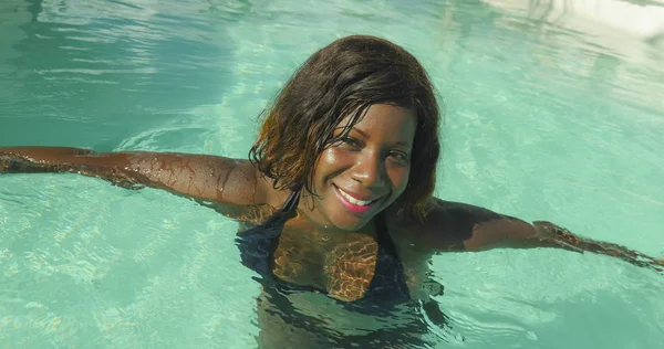 Szczęśliwe i piękne czarne afro American kobieta w bikini, zabawy w tropikalnej plaży ośrodek basen spokojny i zabawny, uśmiechający się wesoły korzystających luksusowe wakacje — Zdjęcie stockowe