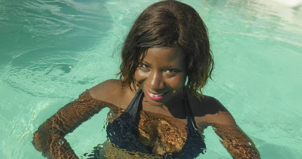 행복 하 고 아름 다운 검은 아프리카 미국 여성 비키니 열 대 해변 리조트 수영장 편안 하 고 밝고 즐기는 럭셔리 휴일 미소 장난에 재미에 — 스톡 사진