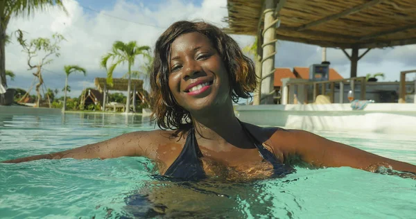 행복 하 고 아름 다운 검은 아프리카 미국 여성 비키니 열 대 해변 리조트 수영장 편안 하 고 밝고 즐기는 럭셔리 휴일 미소 장난에 재미에 — 스톡 사진