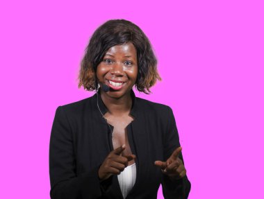 Kendine güvenen siyah Afrika kökenli Amerikalı iş kadın kurumsal seminer olay, pembe arka plan izole konferans koçluk motivasyon konuşan kulaklık ile